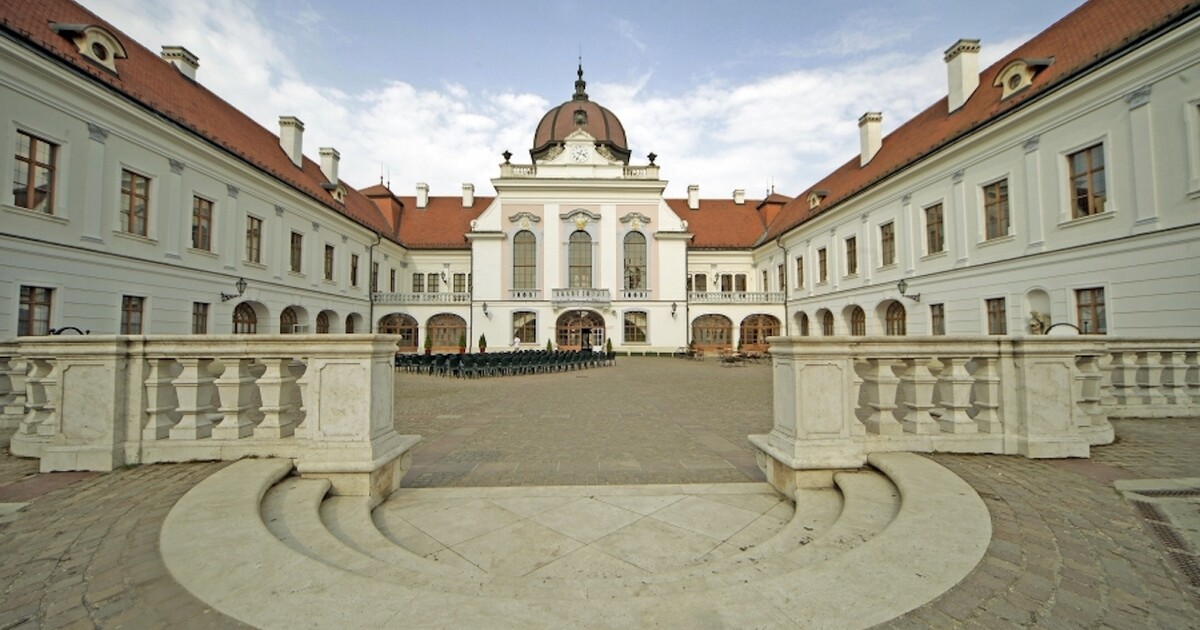کاخ گودولو در مجارستان