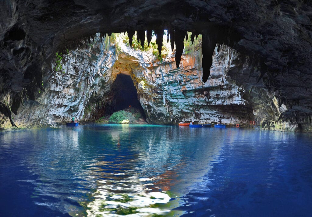 غار ملیسانی | لذت شنا در آب‌های این غار متفاوت در یونان