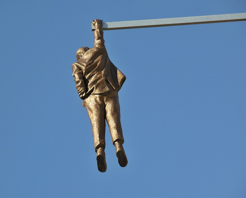 مجسمه معروف مرد آویزان در پراگ