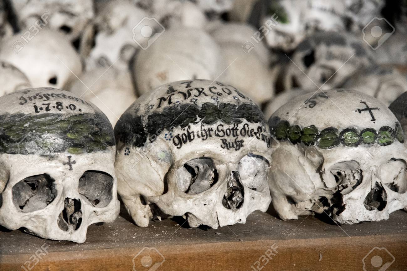 painted-skulls-in-hallstatt